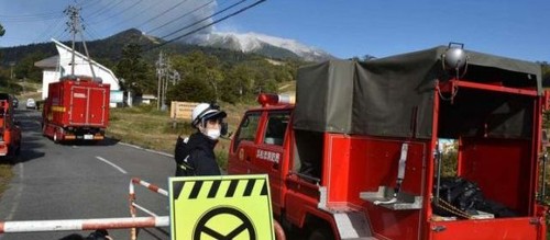 Eruption du volcan Ontake au Japon : au moins 36 victimes, les secours suspendus - ảnh 1